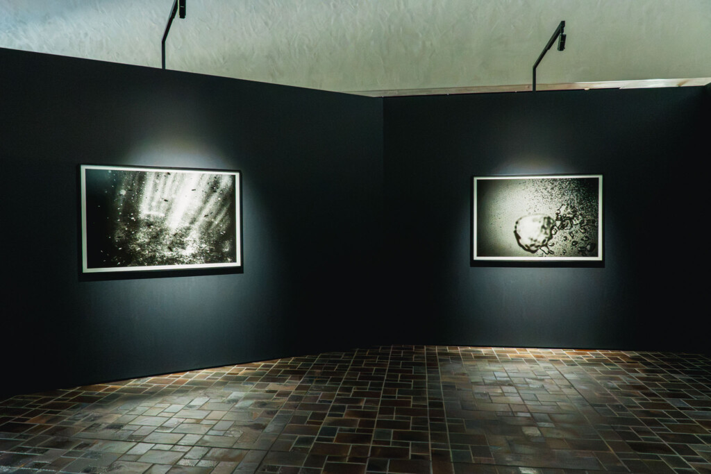 蜷川実花《Dancing with Shadows in the Light》沖縄の海のモノクロ写真