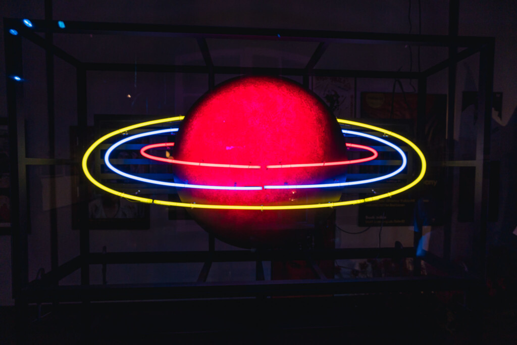 蜷川宏子のキルト作品と土星のネオンサイン